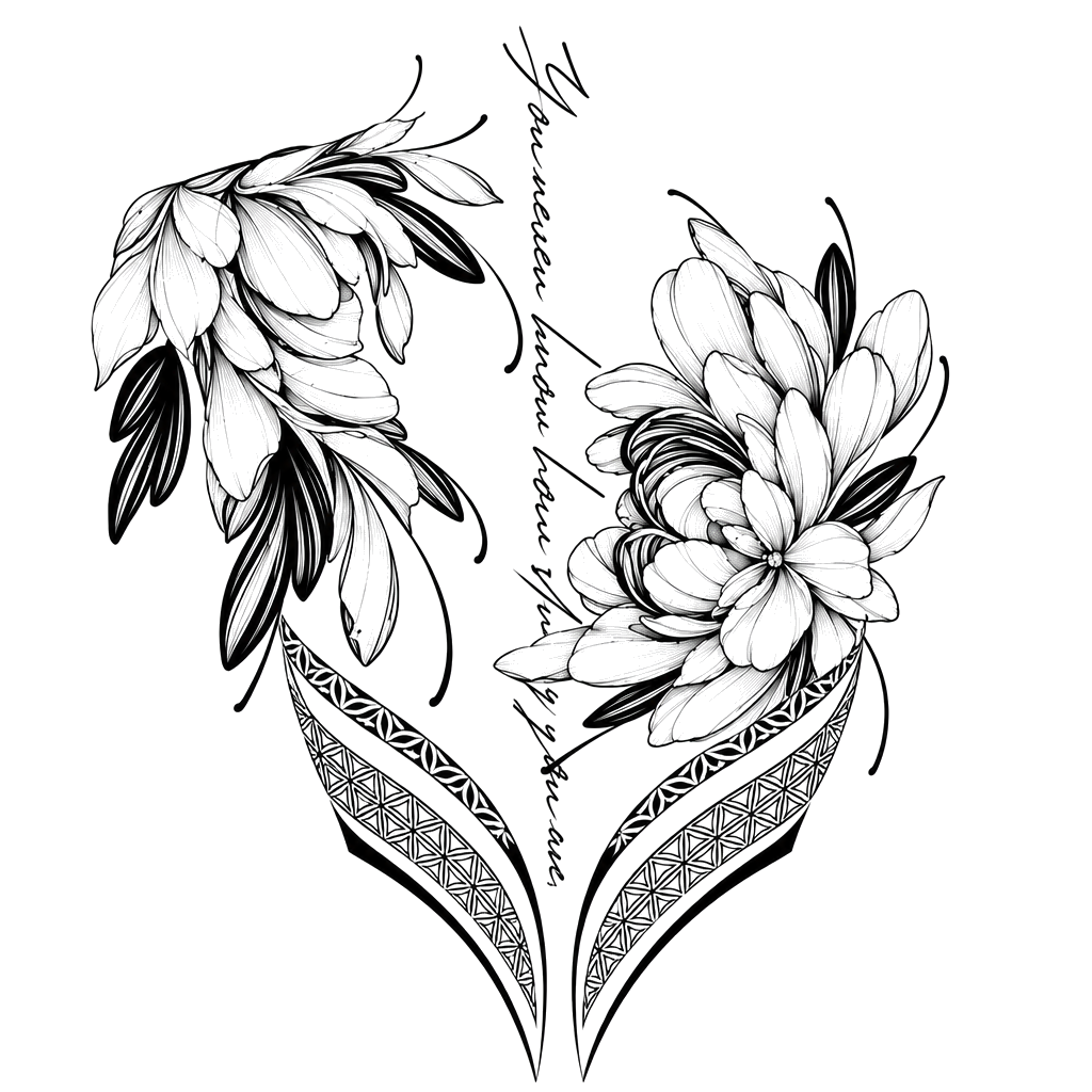 En blomstertatovering med fine streker på ryggen, med to detaljerte blomster, spisse blader, buede geometriske bånd og vertikal kursiv skrift ned langs ryggraden.